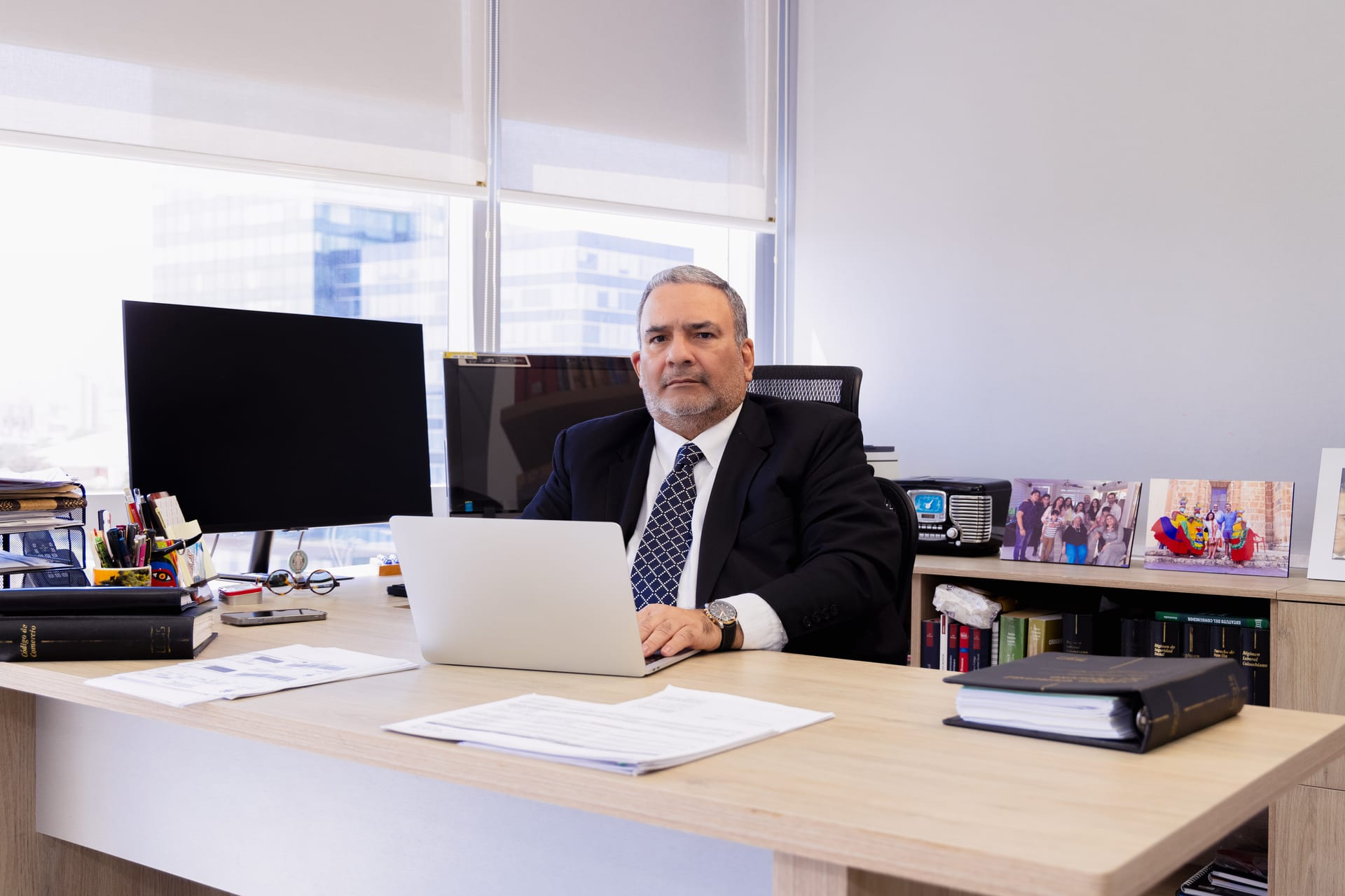 Abogado de Hernández & Abogados trabajando con tecnología