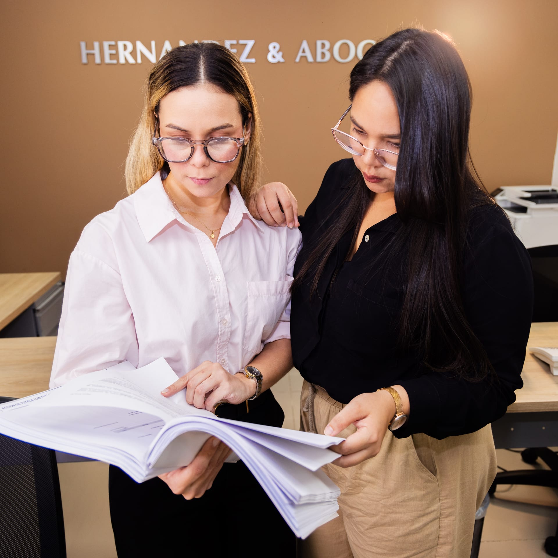 Equipo de Hernández & Abogados asesorando empresarios