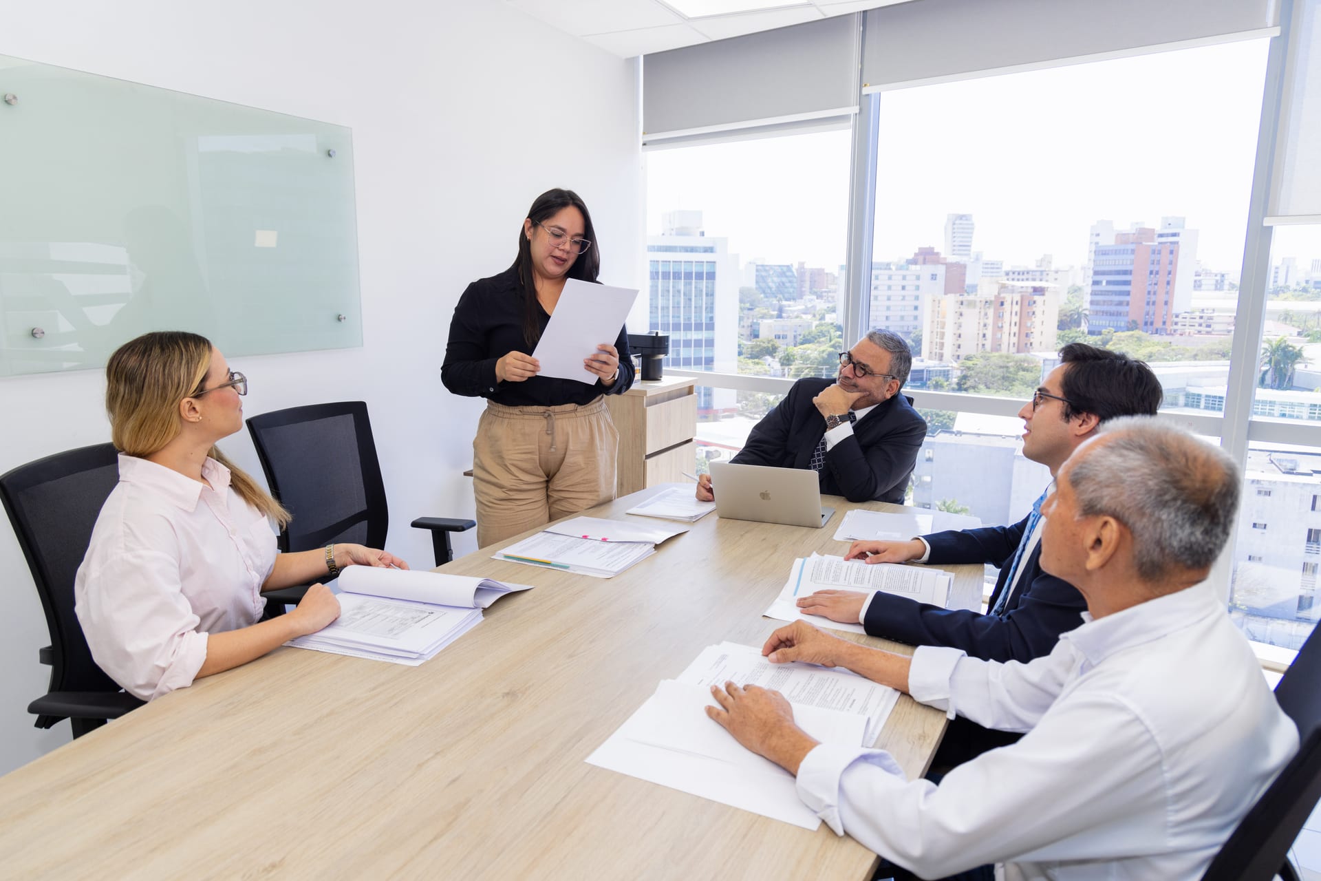 Equipo de Hernández & Abogados en sala de reuniones