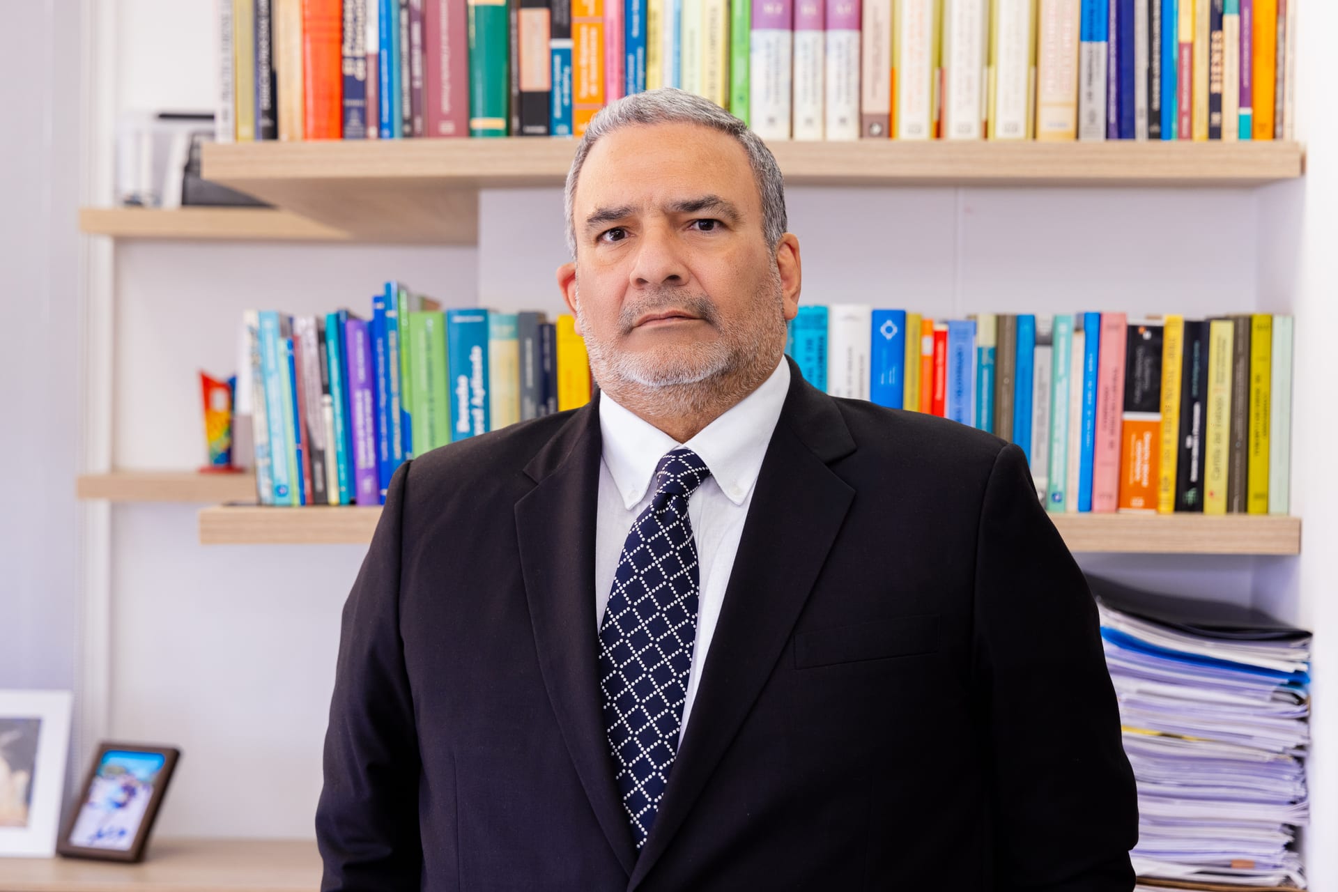 Abogado de Hernández & Abogados en su biblioteca jurídica
