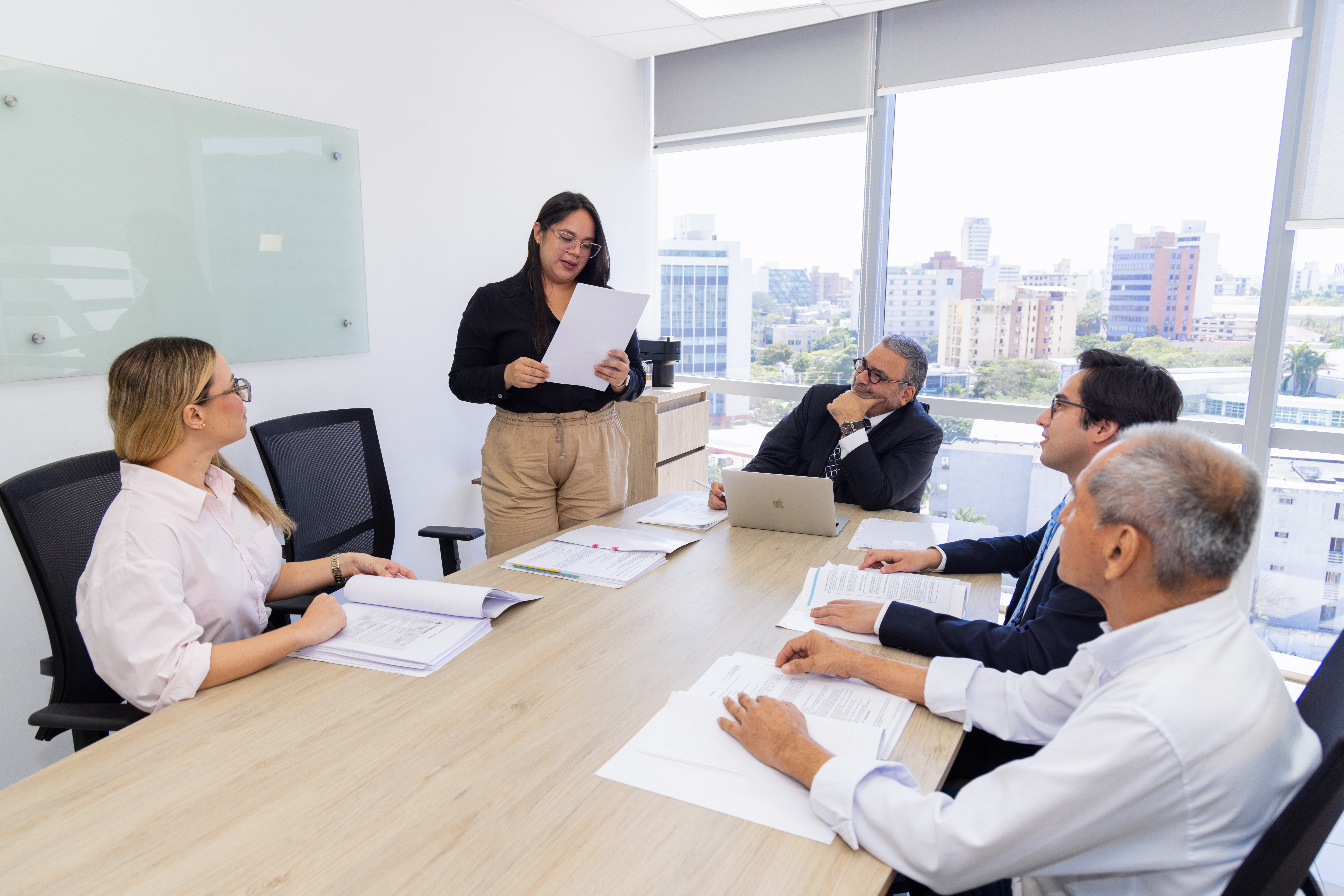 Servicios jurídicos en derecho laboral, comercial y societario — Hernández & Abogados